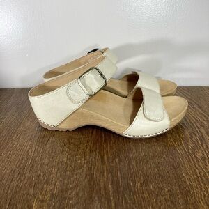 New Dansko Tanya Wedge Sandal
Women’s Size 10.5-11 Linen Milled Burnished
